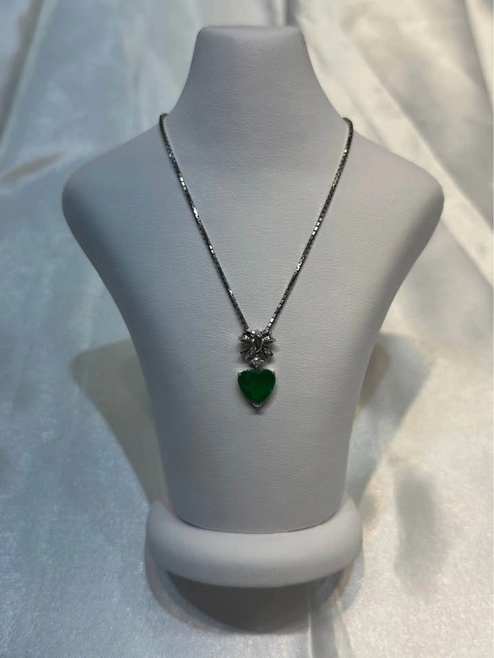 18k gold Jade and Diamond Bow Pendant - photo 5