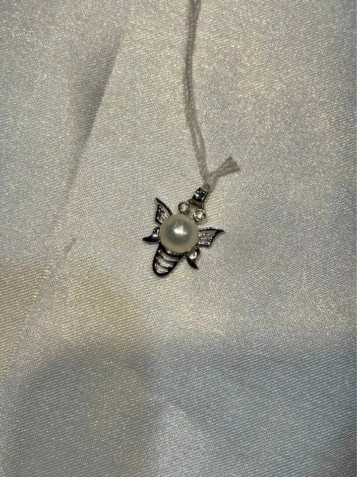18k Gold Japanese Pearl Diamond Bumble Bee Pendant