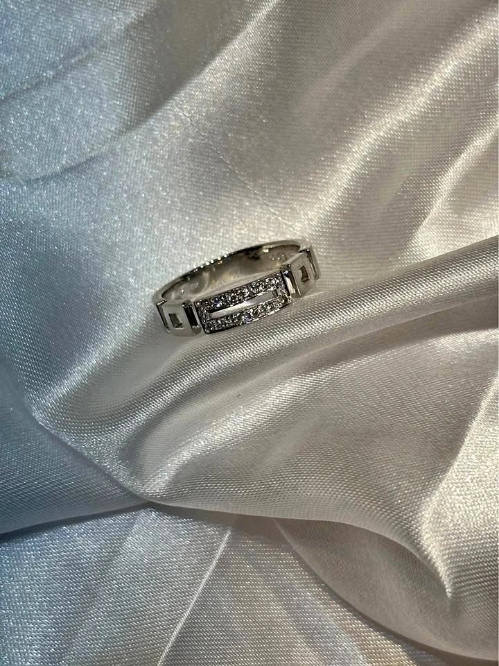 18k Solid Gold Diamond Ring Size 6 1/2