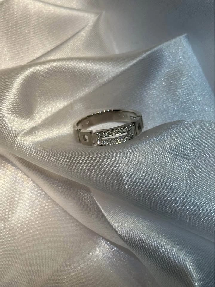 18k Solid Gold Diamond Ring Size 6 1/2 - photo 2