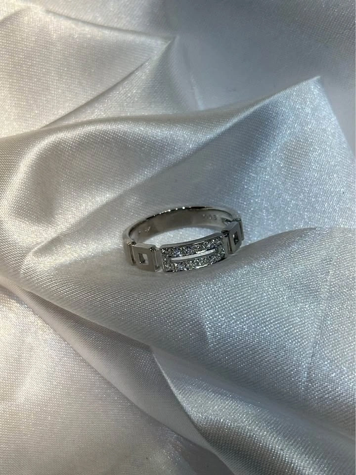 18k Solid Gold Diamond Ring Size 6 1/2 - photo 3