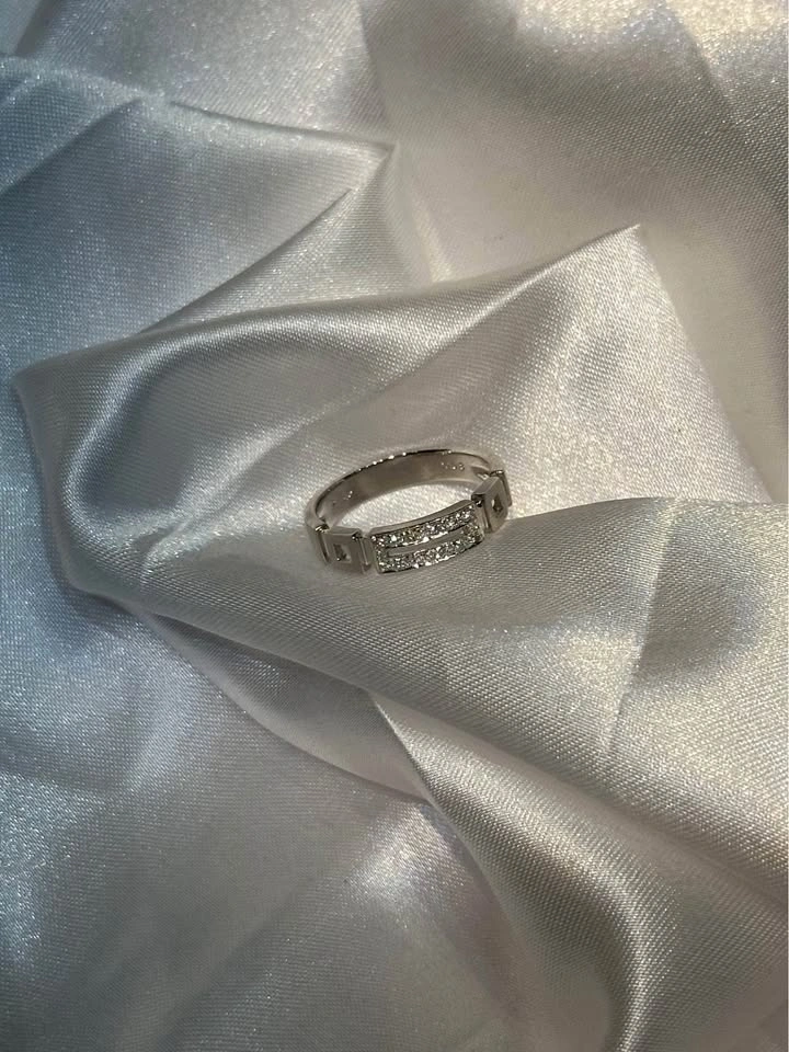 18k Solid Gold Diamond Ring Size 6 1/2 - photo 4