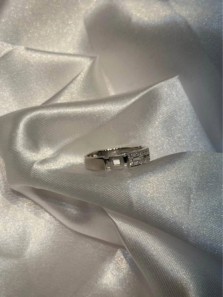 18k Solid Gold Diamond Ring Size 6 1/2 - photo 5