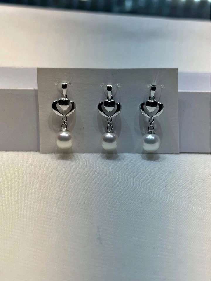 18k Pearl Heart Pendant