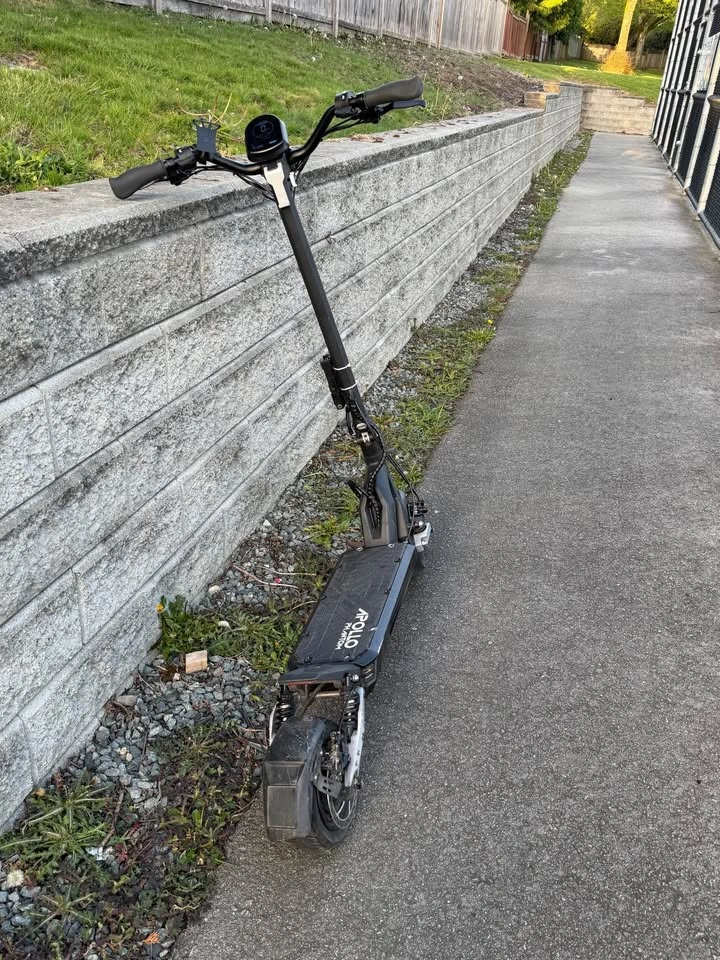 Apollo Phantom V3 Electric Scooter – Low KM