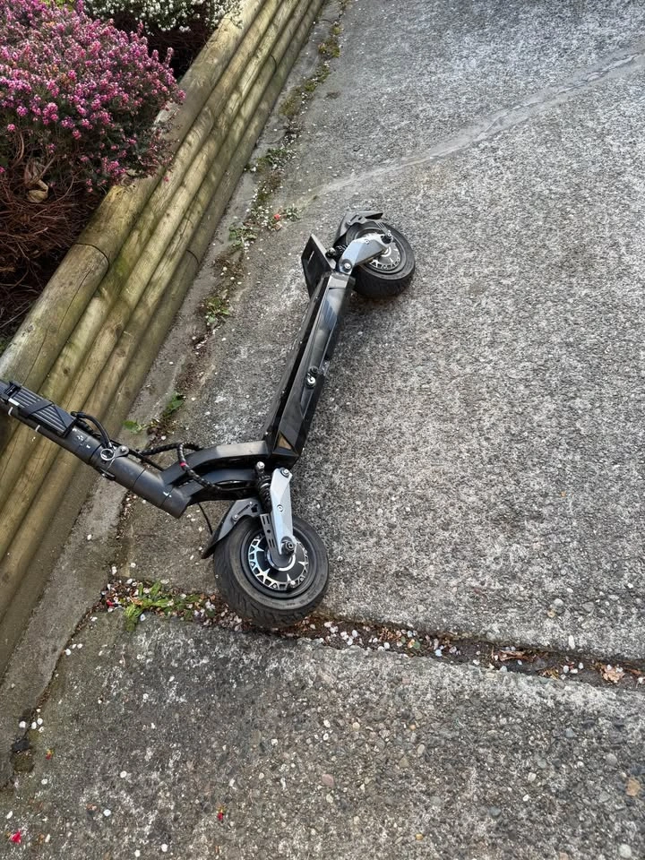 Apollo Phantom V3 Electric Scooter – Low KM - photo 2
