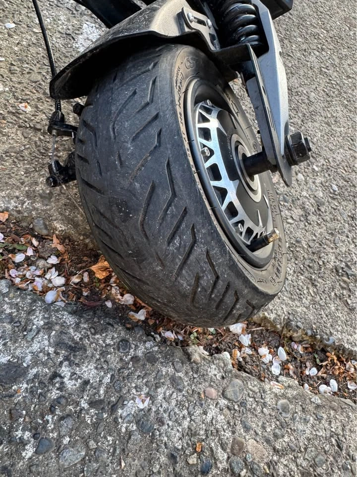 Apollo Phantom V3 Electric Scooter – Low KM - photo 3