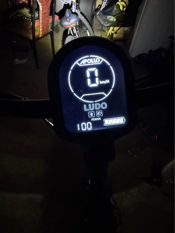 Apollo Phantom V3 Electric Scooter – Low KM - photo 4
