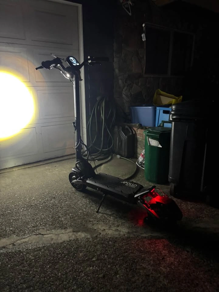 Apollo Phantom V3 Electric Scooter – Low KM - photo 5