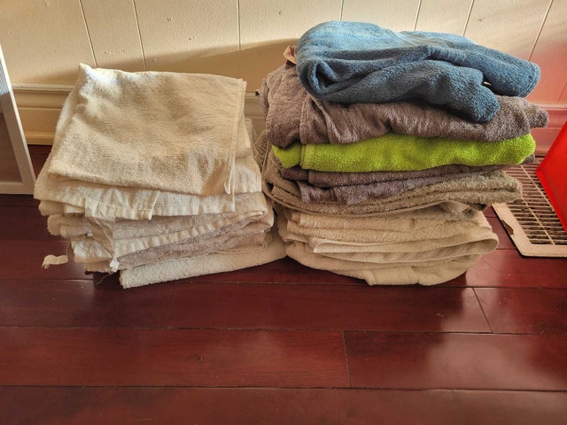 Bulk Bath Towels (22pcs) - Stained moving sale