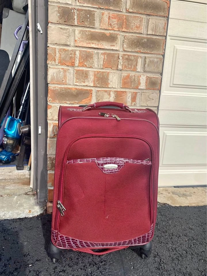 Samsonite Carry-On Suitcase w/4 Wheels 22”h x 14”w x 9”d