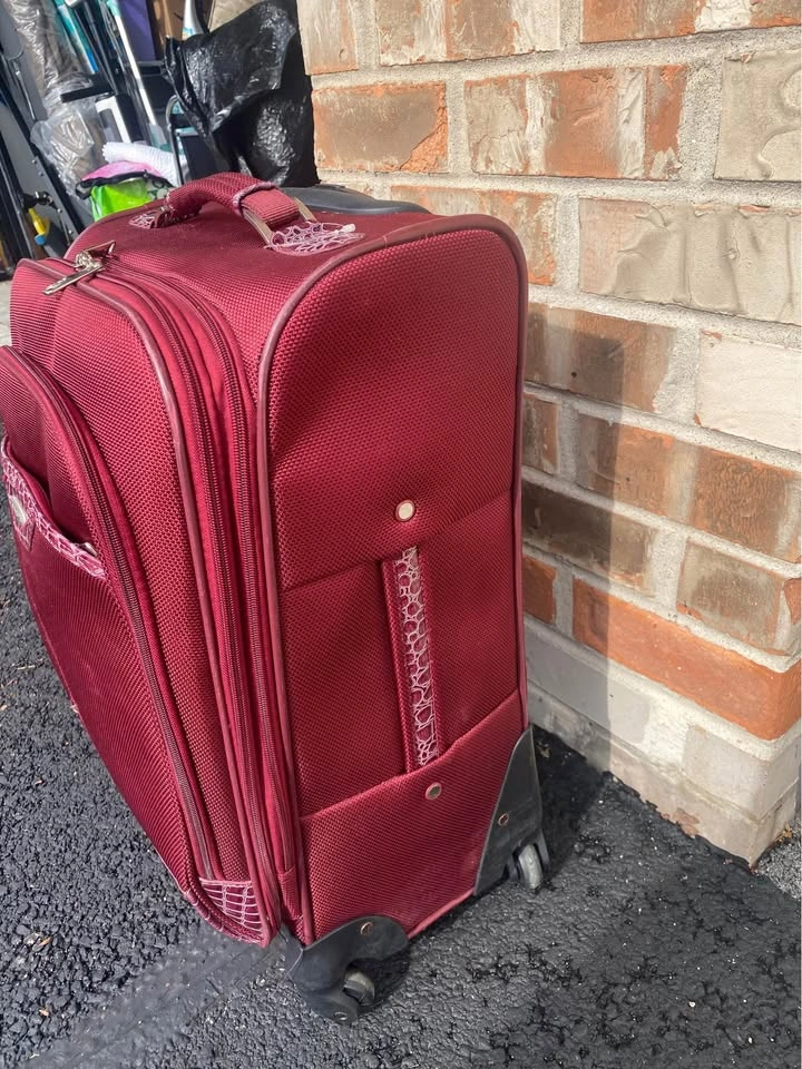Samsonite Carry-On Suitcase w/4 Wheels 22”h x 14”w x 9”d - photo 2