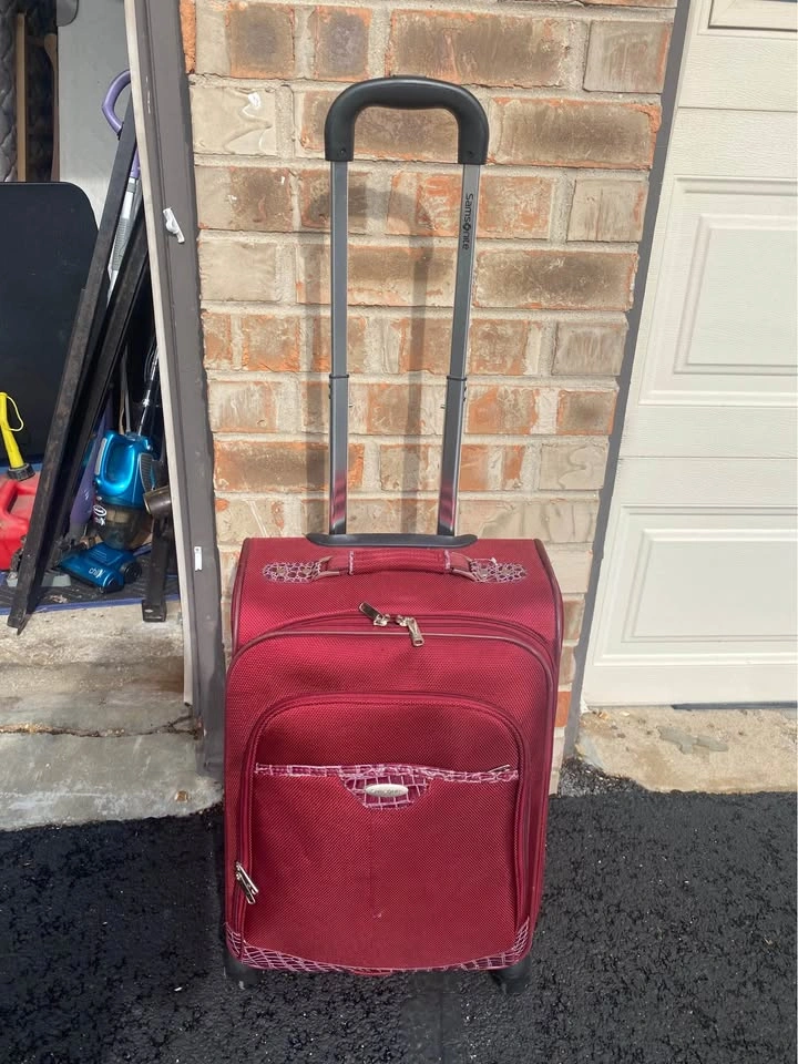 Samsonite Carry-On Suitcase w/4 Wheels 22”h x 14”w x 9”d - photo 3