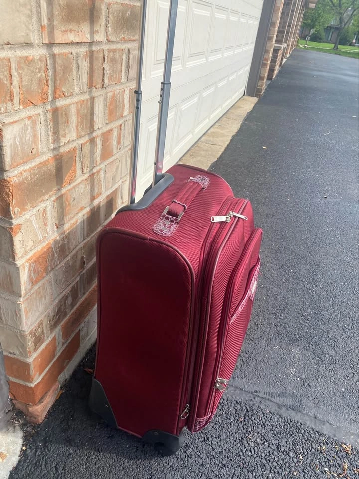 Samsonite Carry-On Suitcase w/4 Wheels 22”h x 14”w x 9”d - photo 4