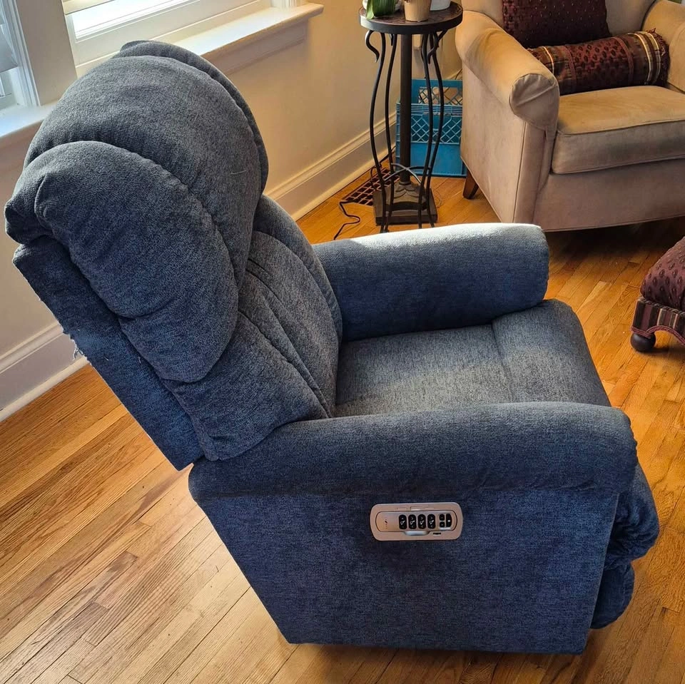 Lay-Z-Boy Pinnacle Power Wall Recliner w/ Headrest and Lumbar - photo 2