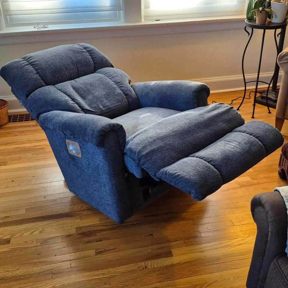 Lay-Z-Boy Pinnacle Power Wall Recliner w/ Headrest and Lumbar - photo 3