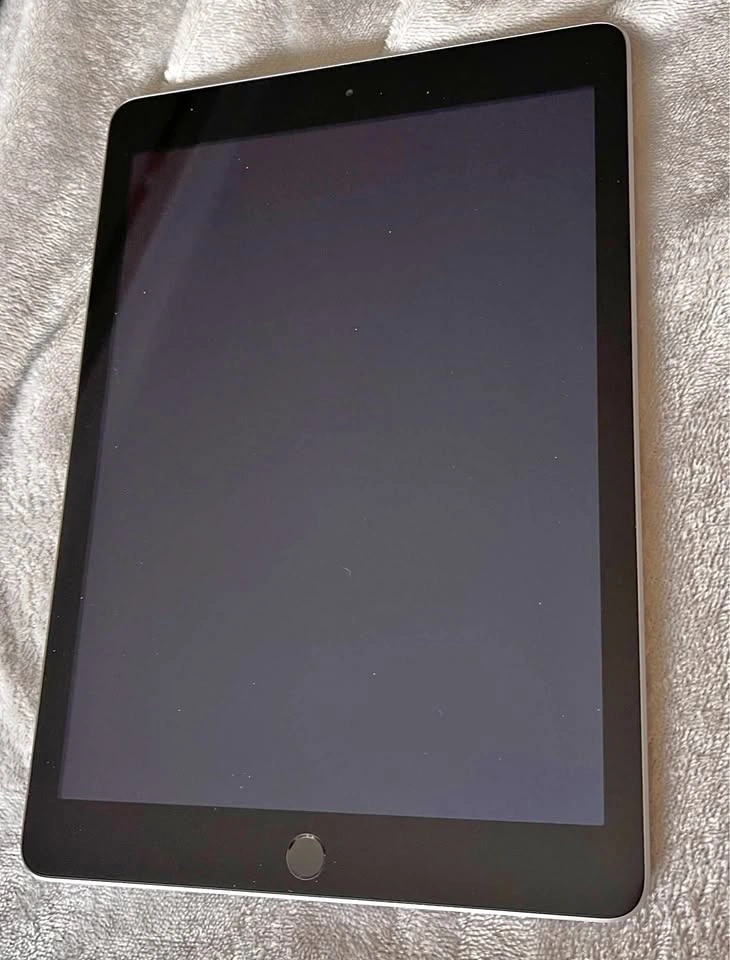 iPad 5th Generation 32GB – Space Grey – Excellent Condition