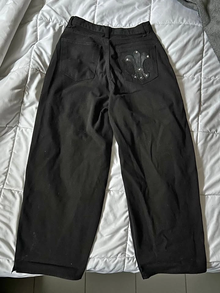 Studded Fleur De Lis Patch Wide Leg Balloon Jeans