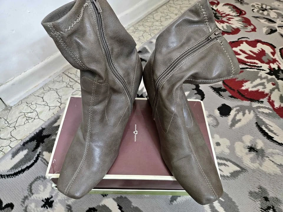 Like New Women's Aerosoles Brown Ankle Boots, size 8.5