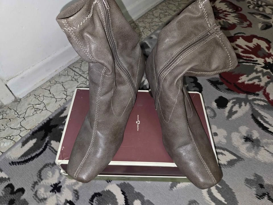 Like New Women's Aerosoles Brown Ankle Boots, size 8.5 - photo 2