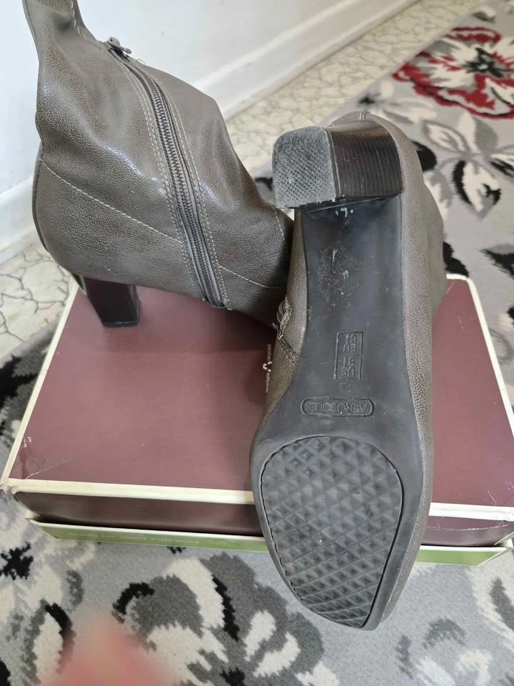 Like New Women's Aerosoles Brown Ankle Boots, size 8.5 - photo 4