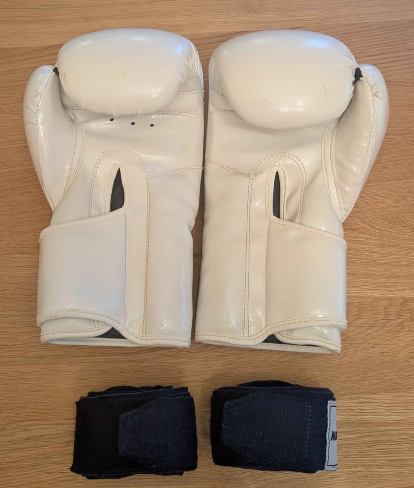 Boxing gloves and hand wraps - photo 2