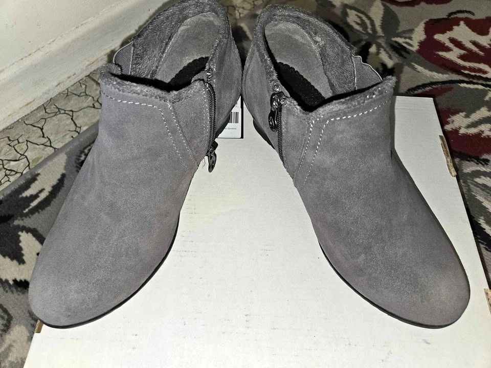Like New Women's Sporto Grey Suede Wedge Ankle Boots, size 8.5