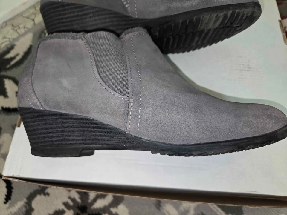 Like New Women's Sporto Grey Suede Wedge Ankle Boots, size 8.5 - photo 3