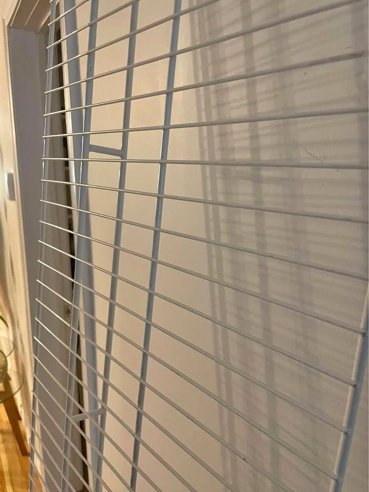 Étagère grillagée / wire shelving