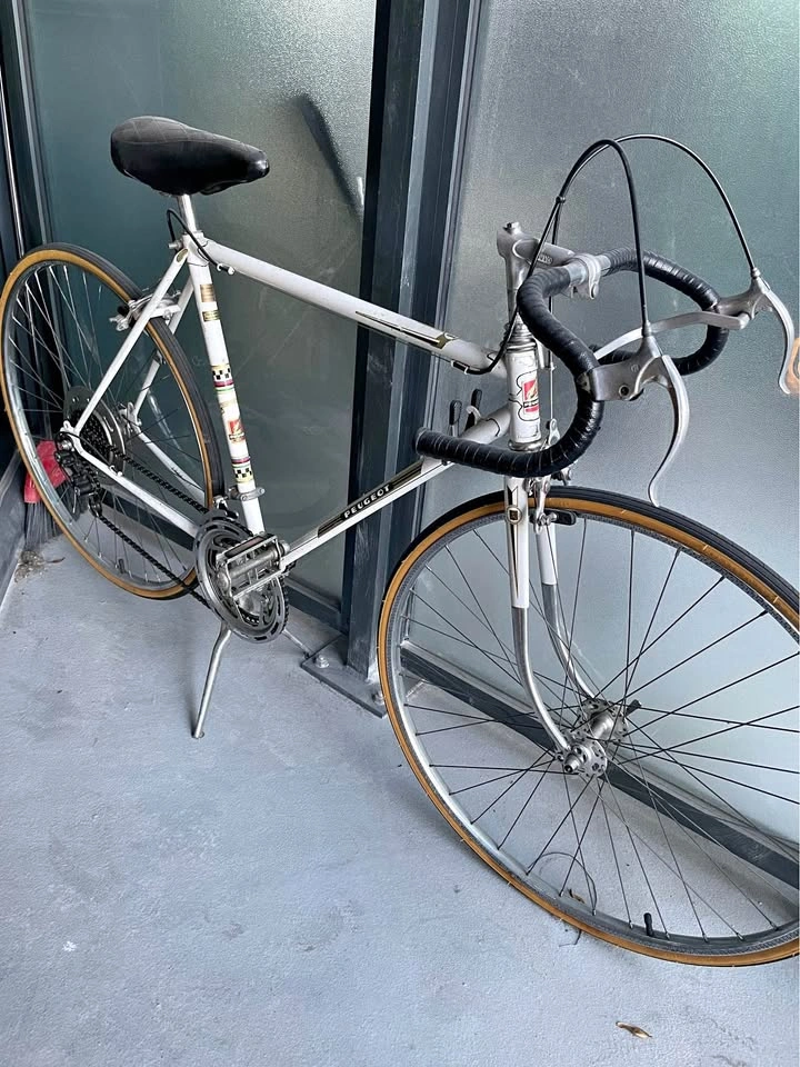 Vintage Peugeot Road Bike - Large