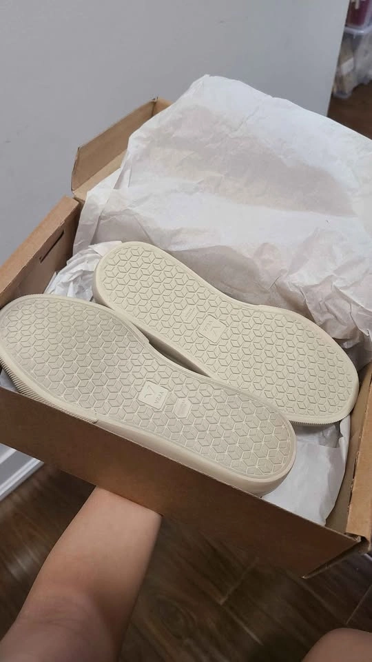 Brand New Veja Women White Leather Sneaker - photo 3