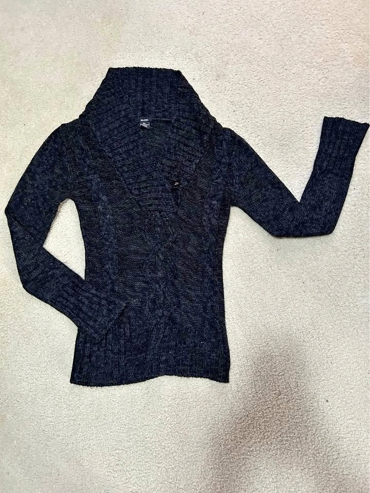 Cute black sweater - medium