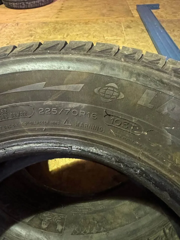 Tires 225/70R16 Michelin image indicator(2)