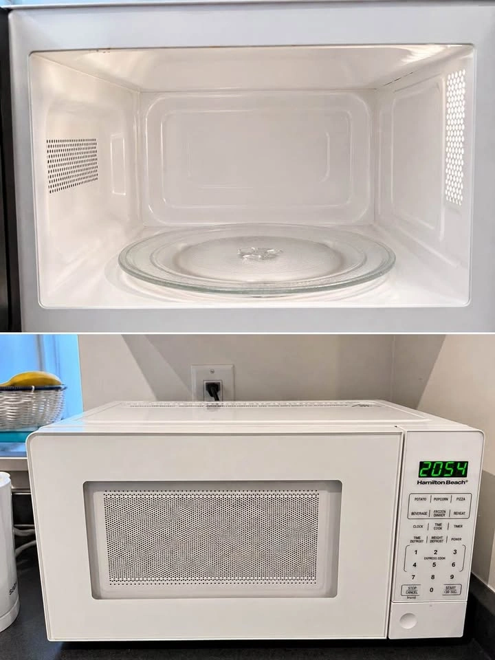 Hamilton Beach Microwave – Clean & Works Perfectly