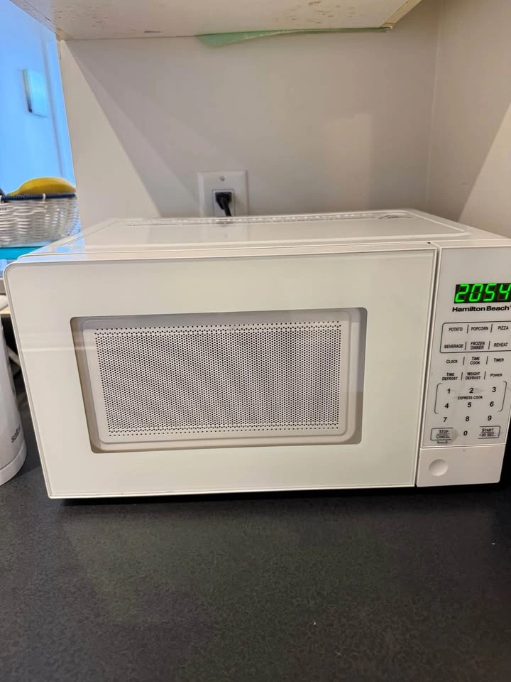 Hamilton Beach Microwave – Clean & Works Perfectly - photo 2