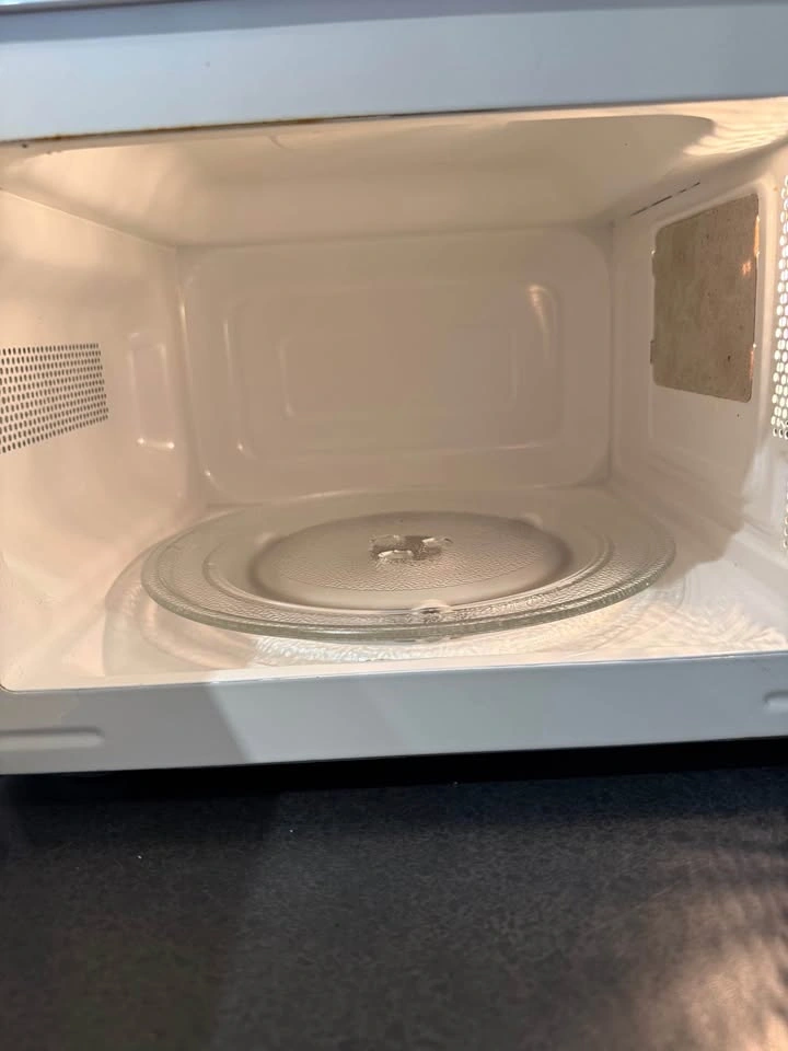 Hamilton Beach Microwave – Clean & Works Perfectly - photo 3