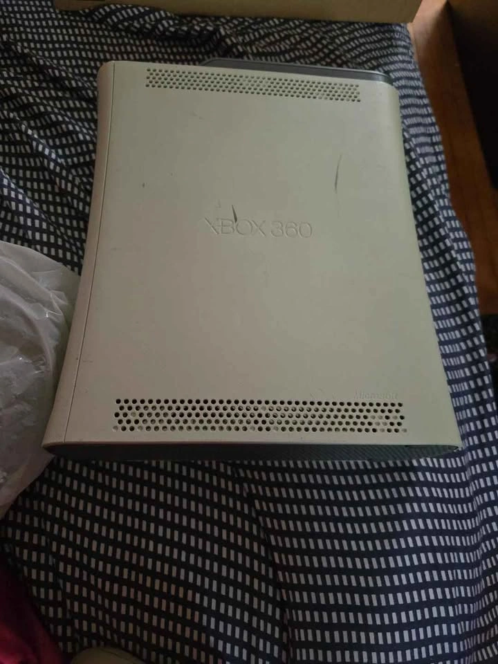 Used Xbox 360 Console and Controller - photo 2