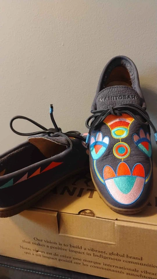 BNIB "Not Afraid" Street Moccasin Shoe, Embroidery Edition - photo 3