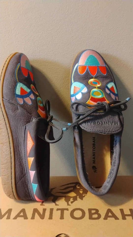 BNIB "Not Afraid" Street Moccasin Shoe, Embroidery Edition - photo 5