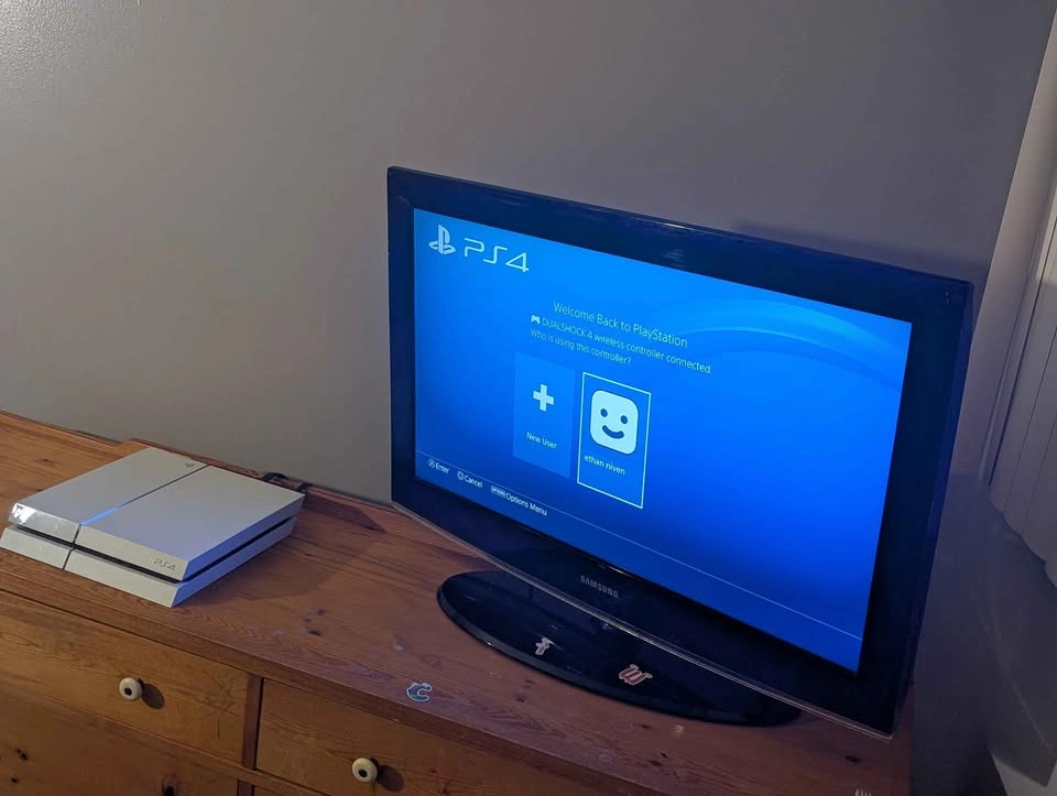 White PS4 - photo 2