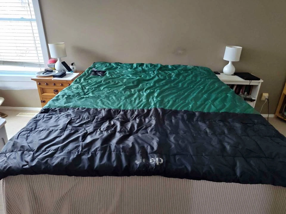 2 JEEP QN SZ SLEEPING BAGS *FIRM PRICE