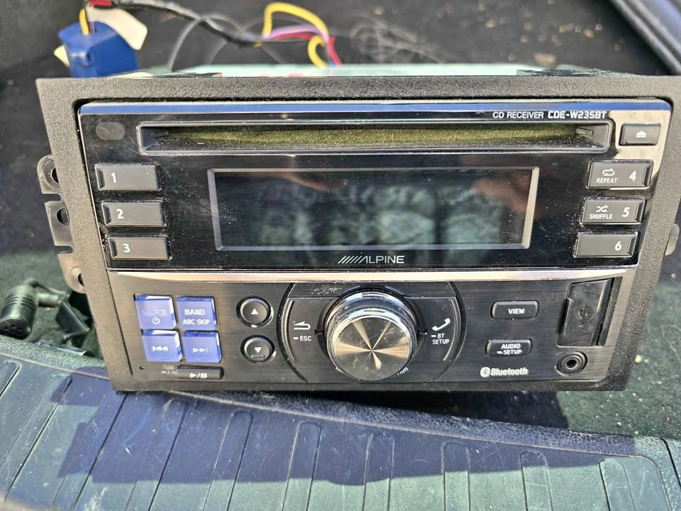 Alpine CDE-W235BT