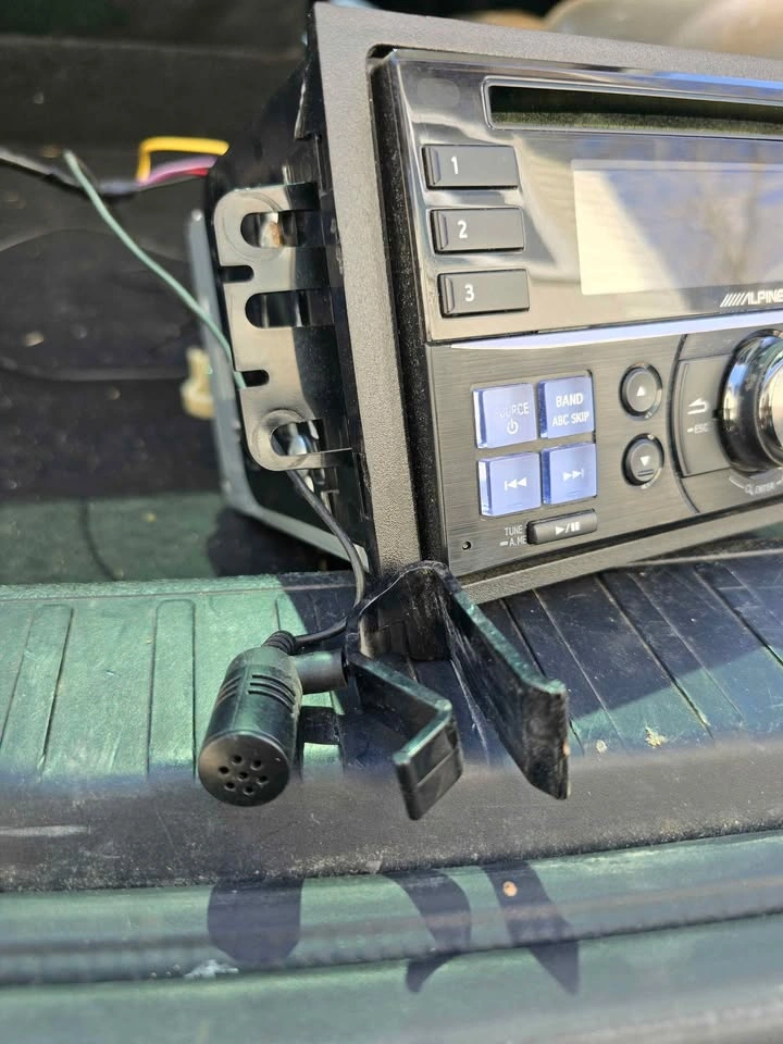 Alpine CDE-W235BT - photo 3