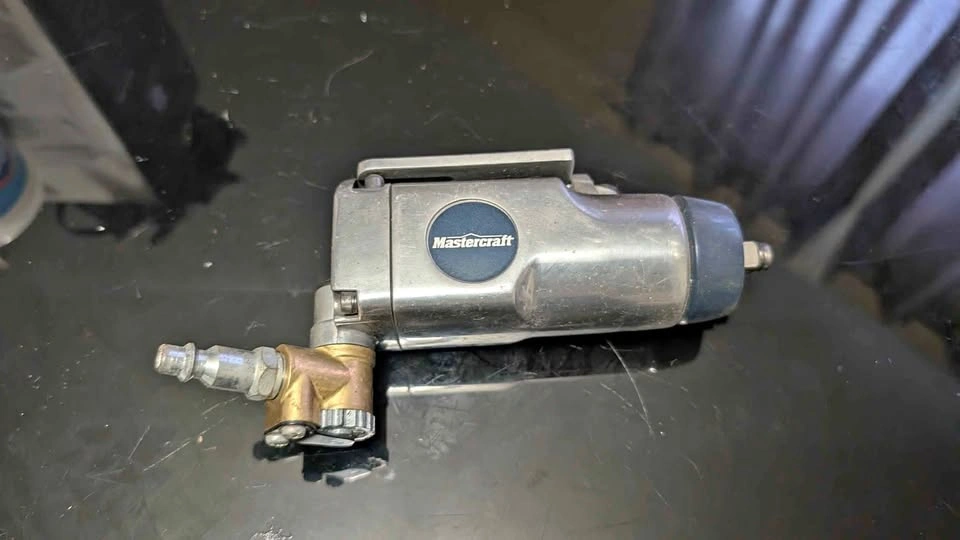 Pneumatic butterfly impact gun