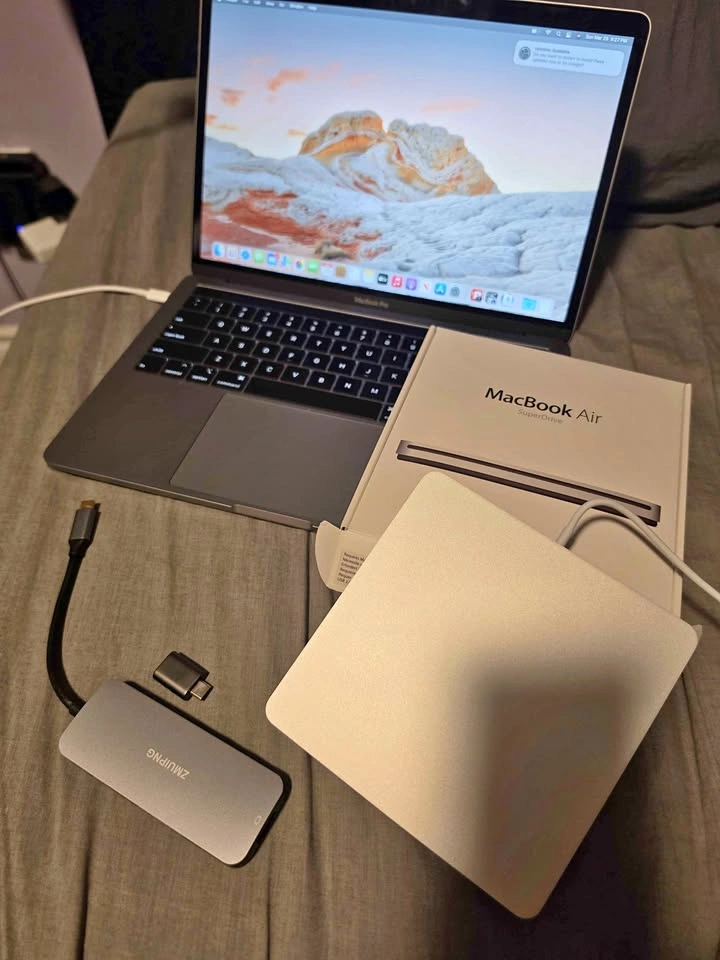 Macbook Pro (2019) 13-inch (Please read the Description)