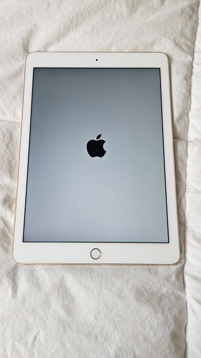 Apple iPad A1556 - Locked (Parts/Jailbreak)