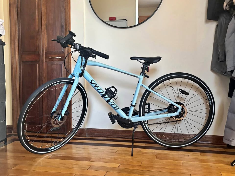 Specialized Sirrus bike size Small with lock