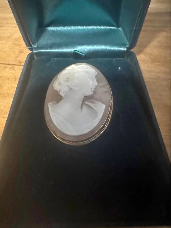 Vintage cameo brooch from Early 1900s thumbnail