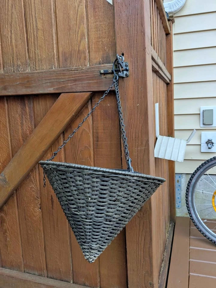 Hanging plant basket