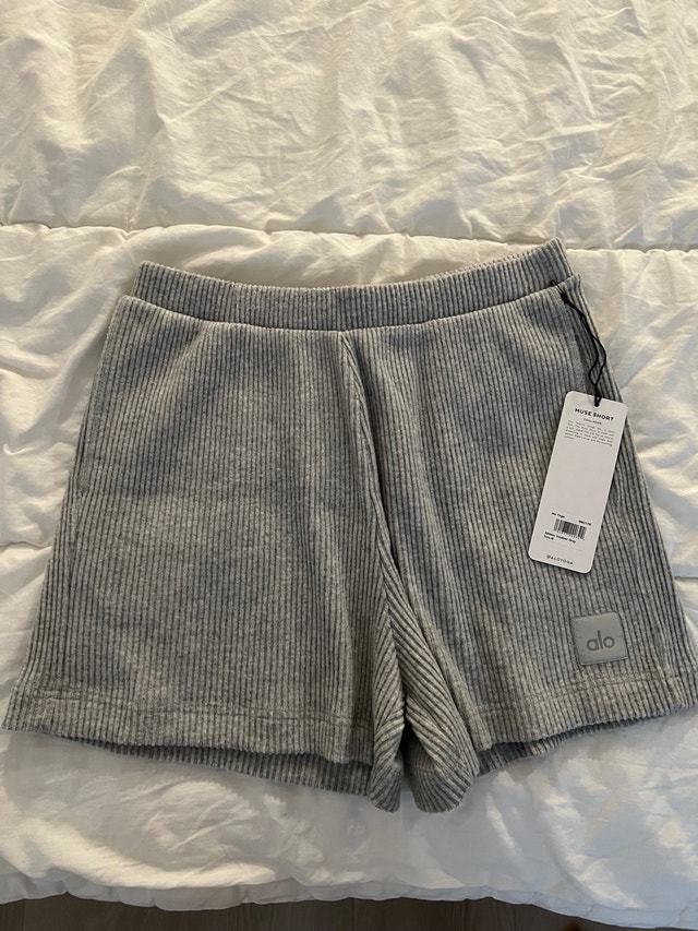 Alo Yoga Muse Shorts - New, Medium, Heather Gray